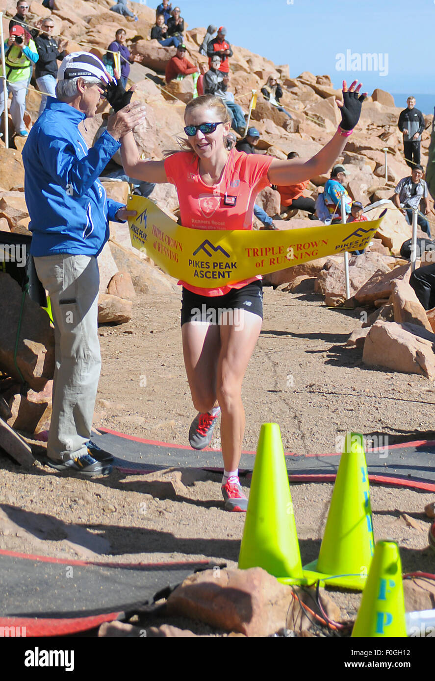 Manitou Springs, Colorado, Estados Unidos. 15 Aug, 2015. Eagle, Colorado  runner, Kim Dobson, cruza la línea de meta para ganar la carrera de la mujer  en el Ascenso de Pikes Peak durante