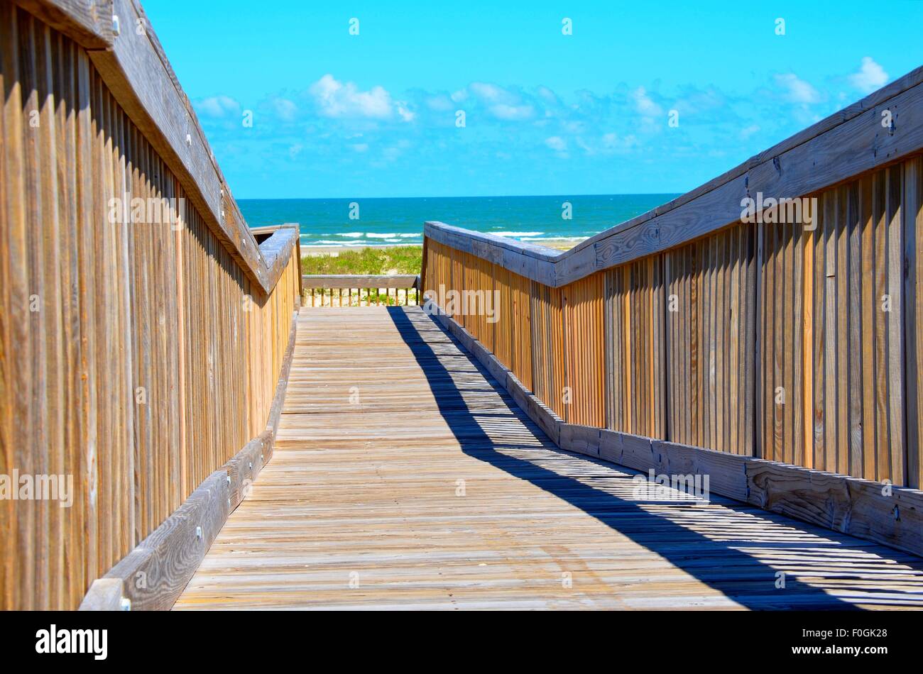 Playa de madera Puente, se extiende sobre dunas de arena, hacia la playa. Foto de stock