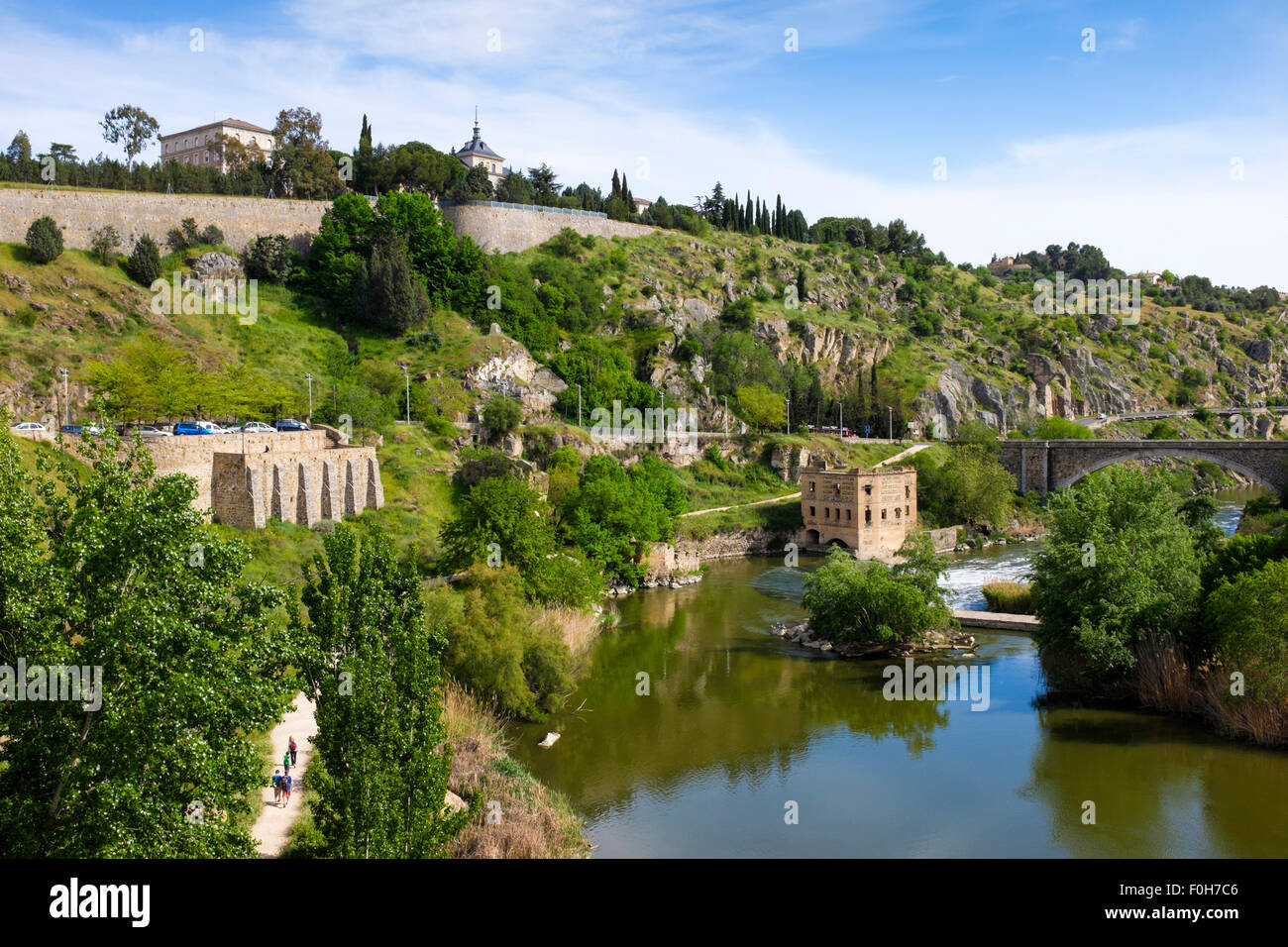Vista del río Tajo desde el Puente de Alcántara, ya que pasa por el antiguo  barrio judío de la ciudad española de Toledo, España Fotografía de stock -  Alamy