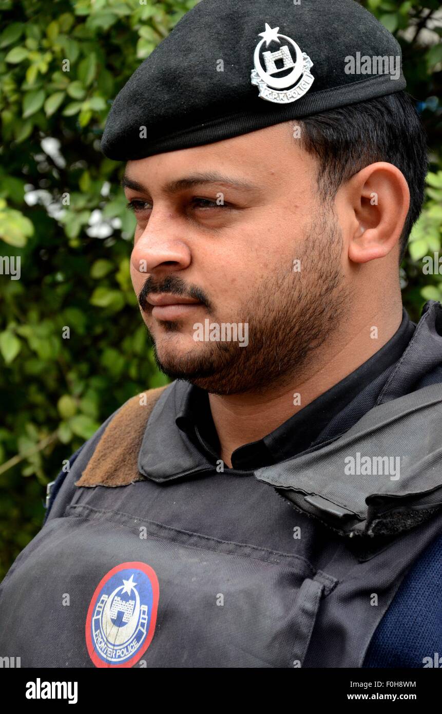 Oficial de la policía paquistaní con boina y chaleco de Peshawar, Pakistán  Fotografía de stock - Alamy