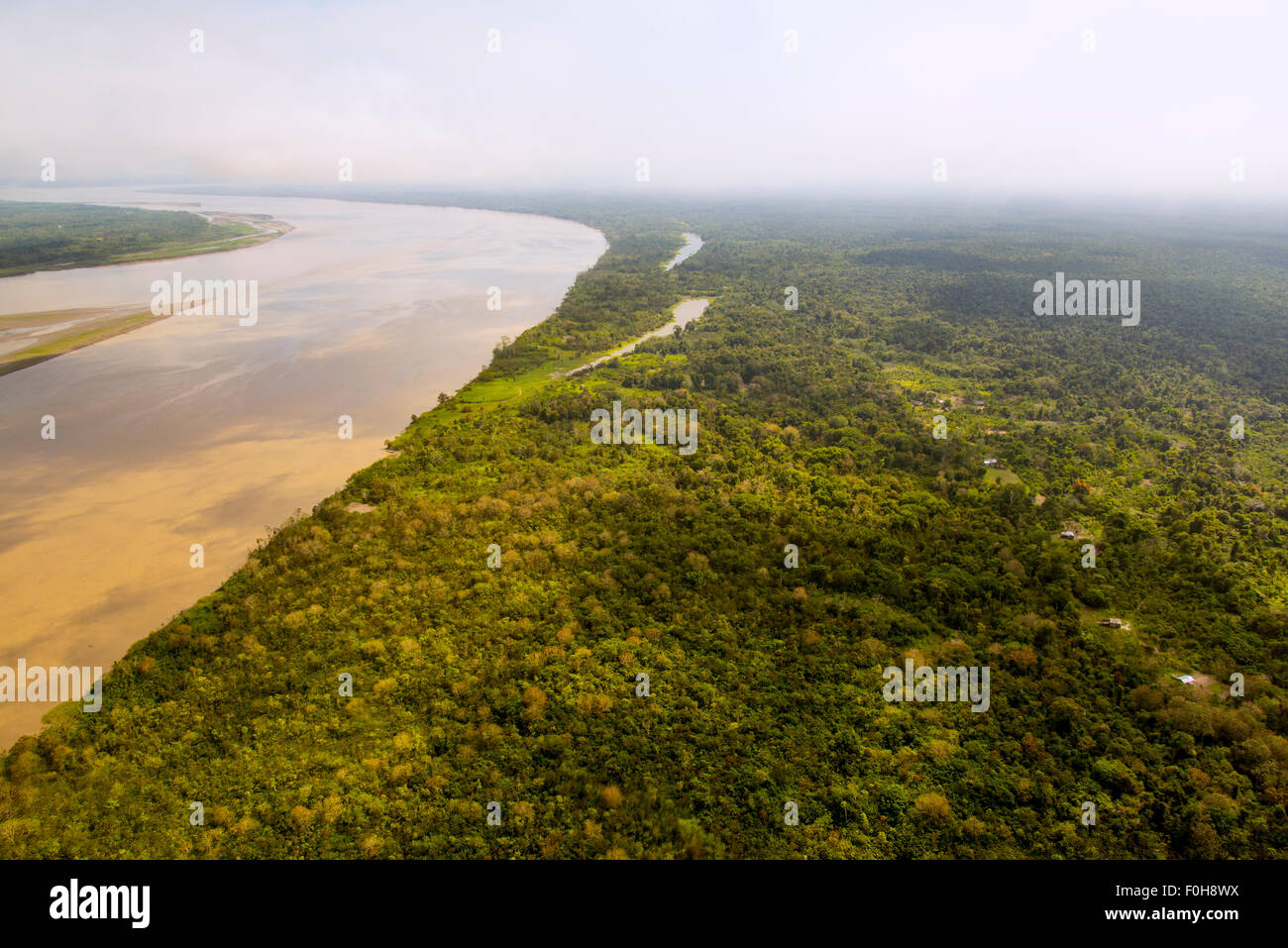 Antena del Río Amazonas, con asentamientos y bosque secundario, cerca de Iquitos, Perú Foto de stock