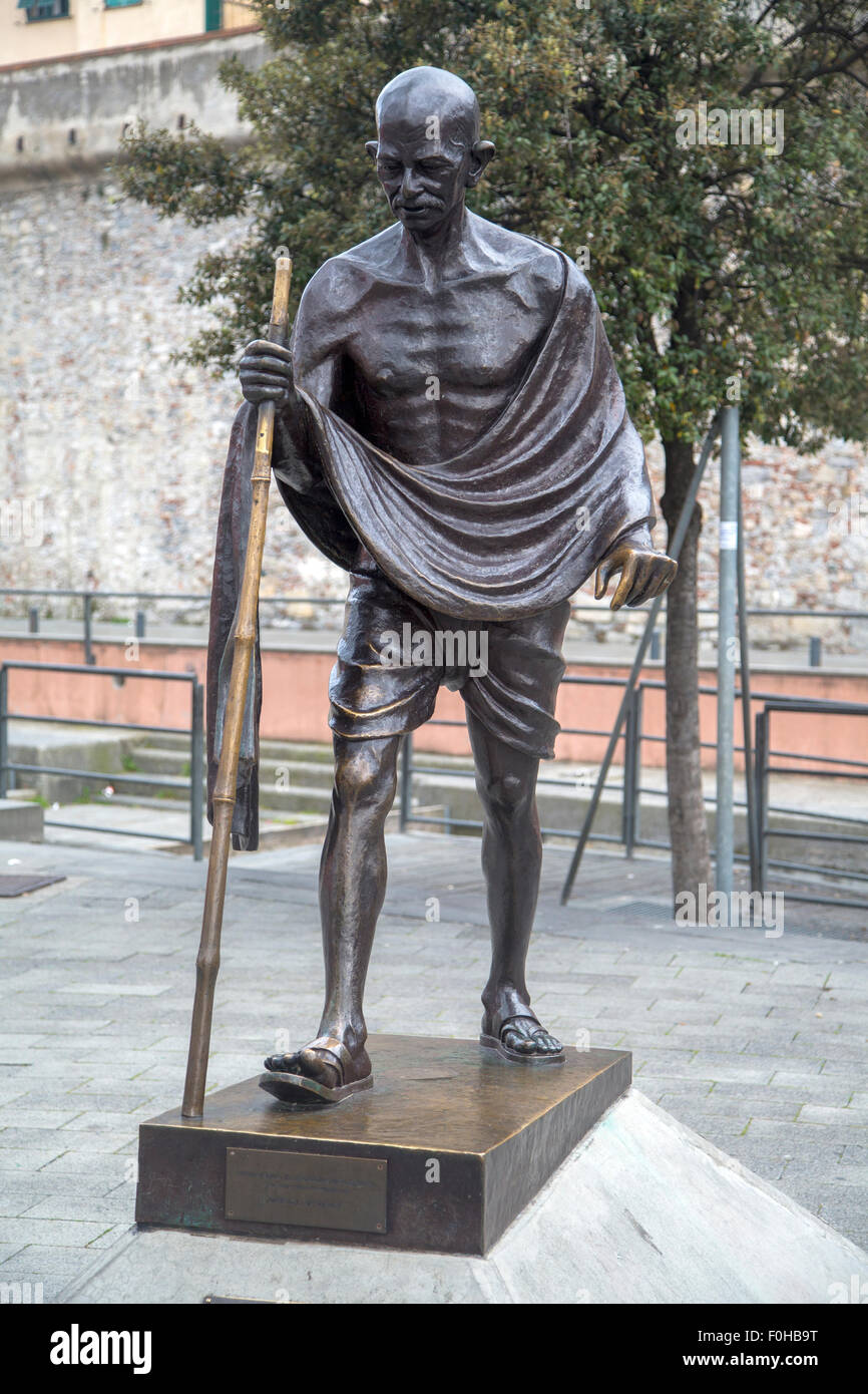 Génova, Italia - Mayo 2, 2015: Mahathma Ghandi estatua en Génova, Italia. Desde 2001, la India envió 68 estatuas de Gandhi a 34 países arou Foto de stock