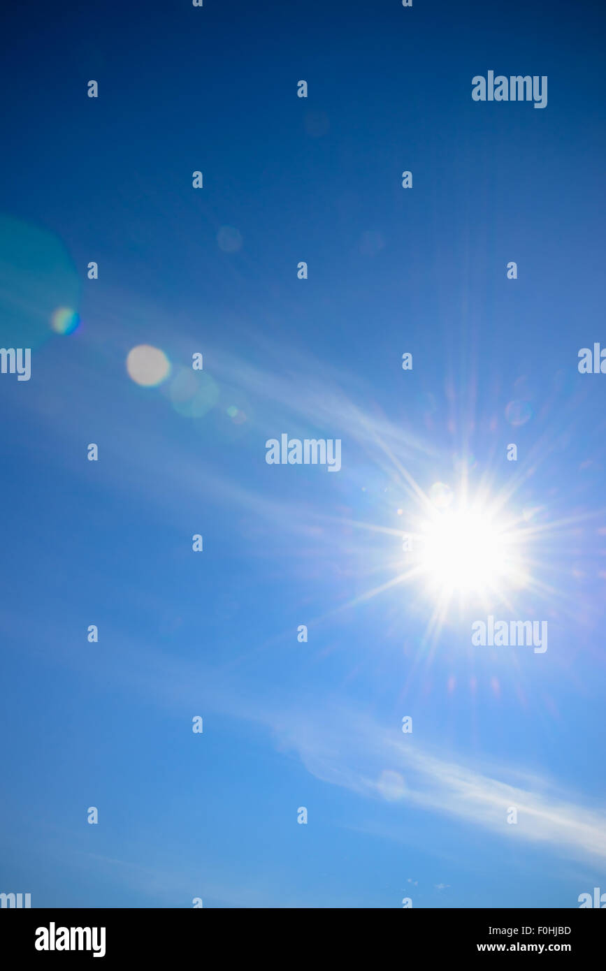 Sol y cielo con antecedentes de destello de lente Foto de stock