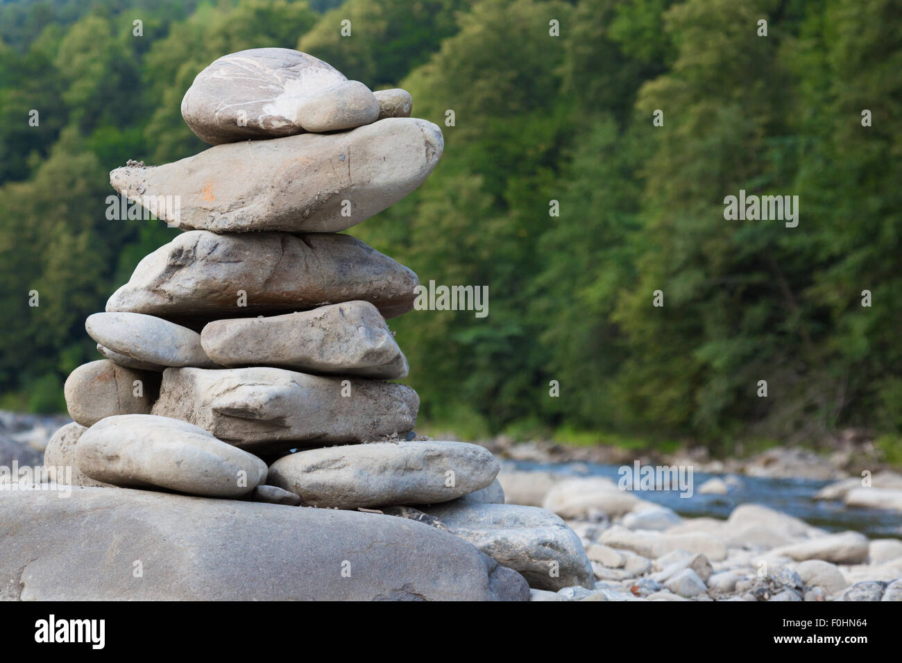Piedras apiladas en la costa del río. Foto de stock