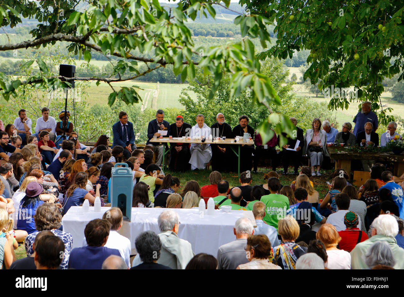 Francia. 16 Aug, 2015. Los líderes de la Iglesia y los peregrinos escuchar el saludo trajo a la Comunidad de Taizé por los diferentes líderes de la Iglesia. Los líderes de la Francia. 16 Aug, 2015. Los líderes de la Iglesia y los peregrinos escuchar el saludo trajo a la Comunidad de Taizé por los diferentes líderes de la Iglesia. Los líderes de la