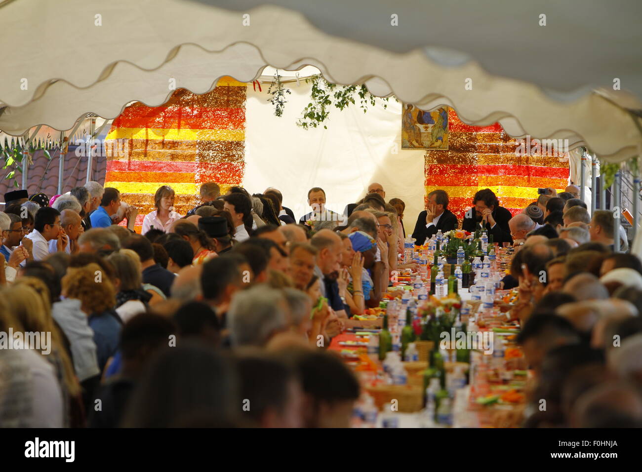 Francia. 16 Aug, 2015. Los invitados especiales cenar junto con los hermanos de Taizé, en el jardín. Los líderes de la iglesia de diferentes iglesias cristianas, así como representantes de las religiones Francia. 16 Aug, 2015. Los invitados especiales cenar junto con los hermanos de Taizé, en el jardín. Los líderes de la iglesia de diferentes iglesias cristianas, así como representantes de las religiones