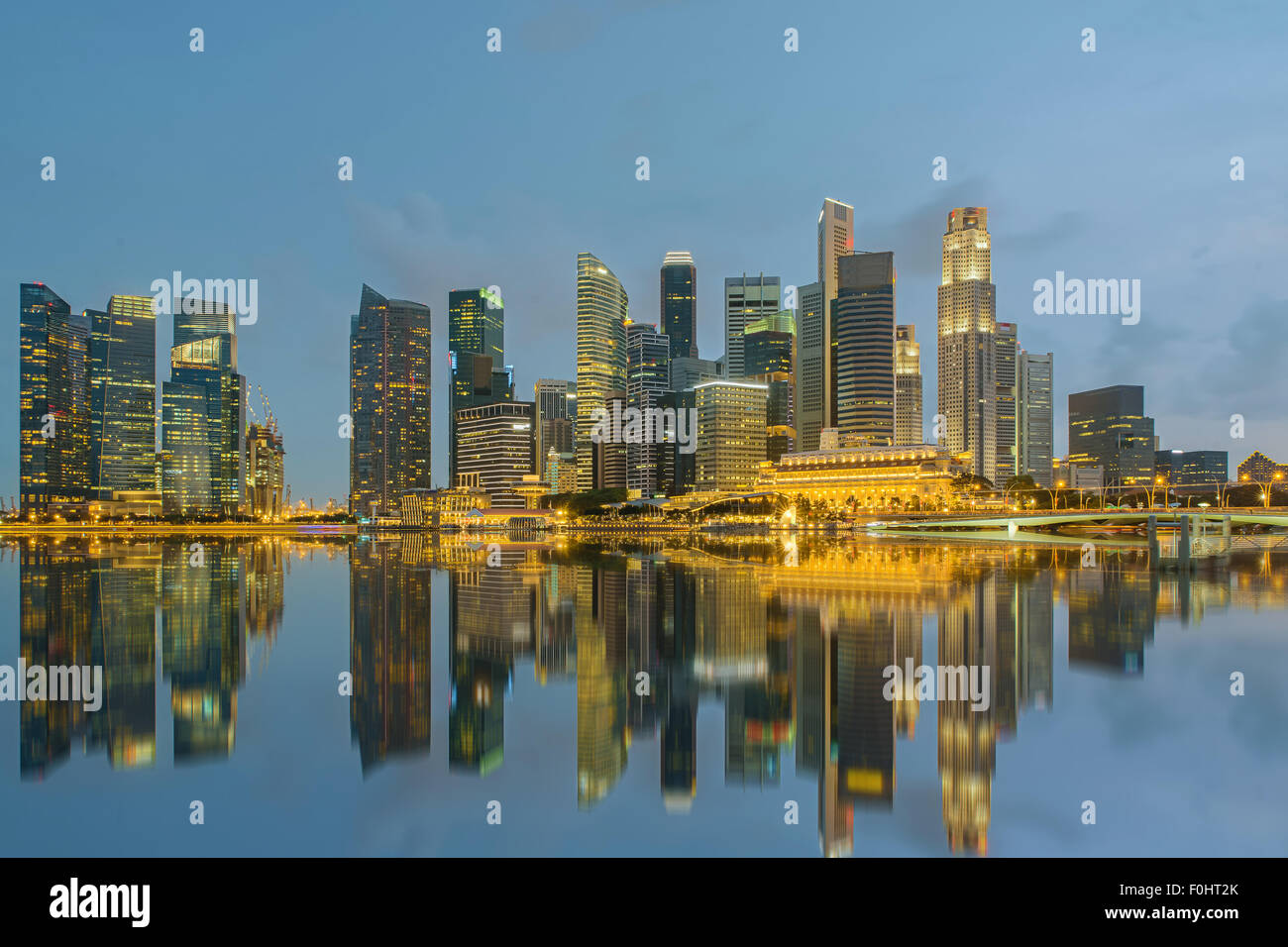 El horizonte de la ciudad de Singapur por la noche Foto de stock
