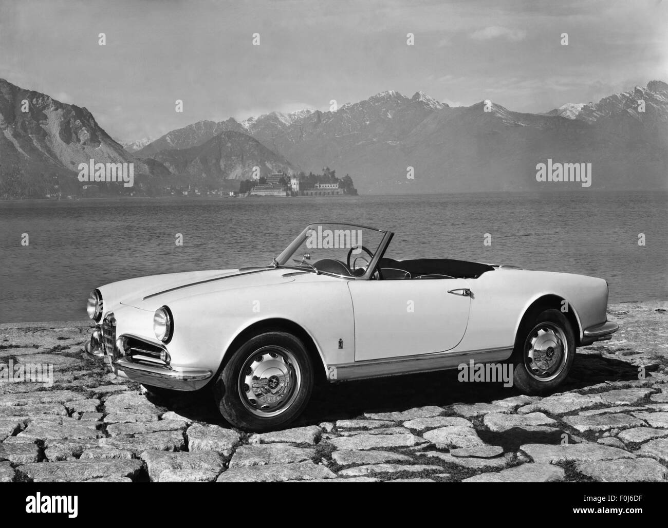 Transporte / transporte, coche, variantes de vehículos, Alfa Romeo Giulietta Sprint Convertible (construido 1954 - 1962), de pie en el lago, Lago Maggiore, Italia, 1950, Derechos adicionales-Clearences-no disponible Foto de stock