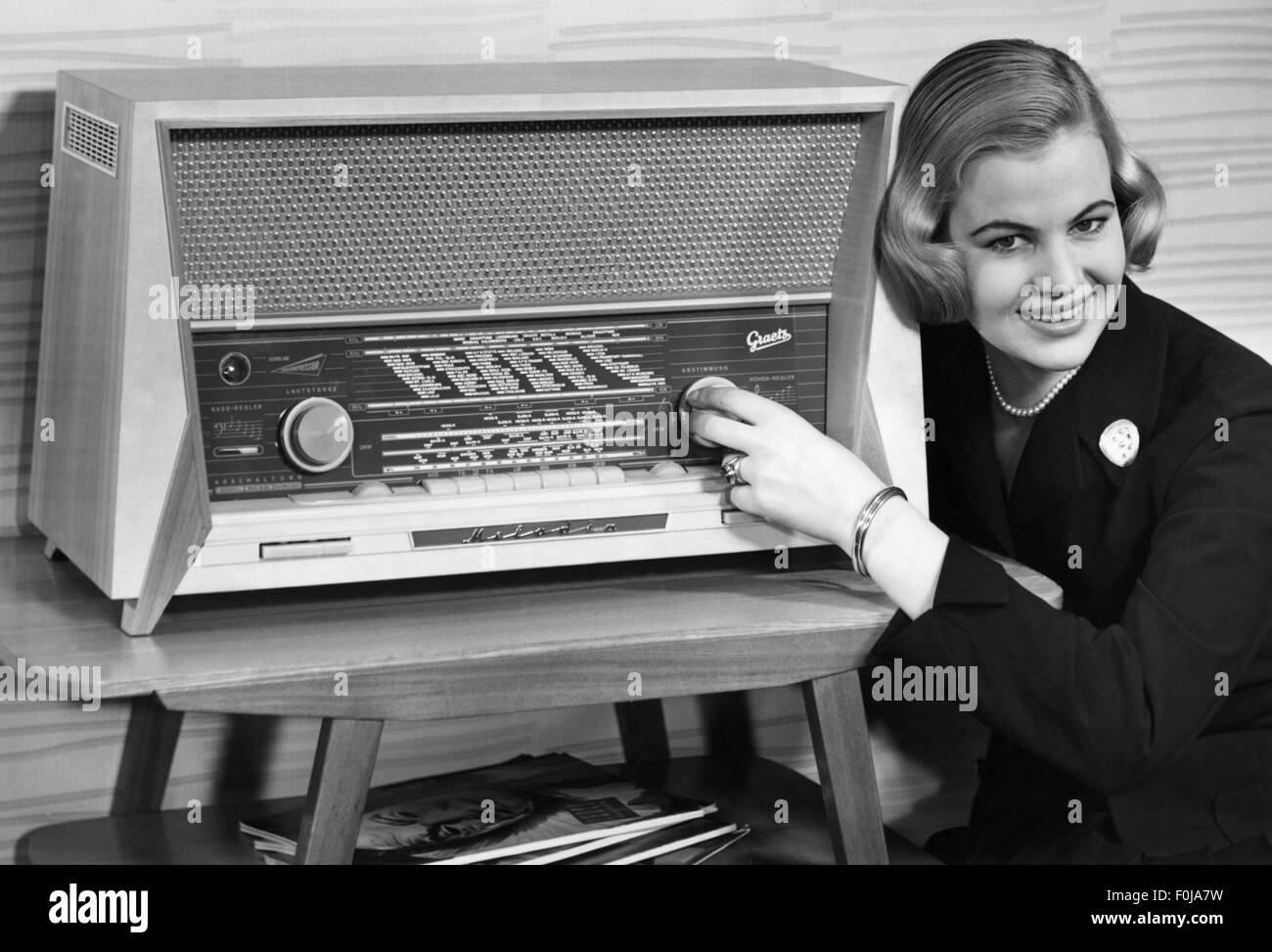 Transmisión, radio, mujer joven con conjunto de radio 'Melodia' por Graetz,  1950, Derechos adicionales-Clearences-no disponible Fotografía de stock -  Alamy