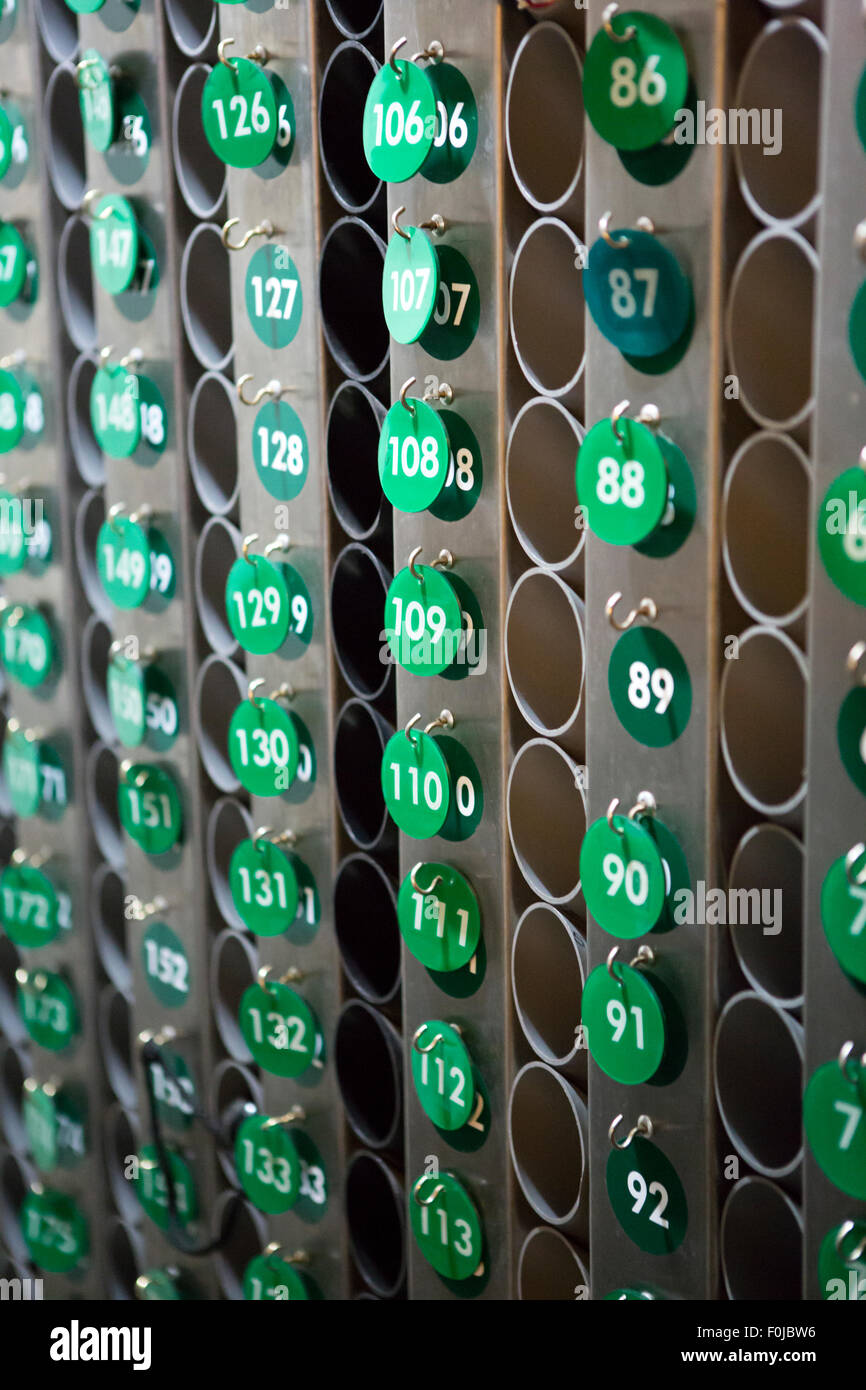 Vista de Verde números repetidos en un muro en un hotel en San Francisco, Estados Unidos. Foto de stock