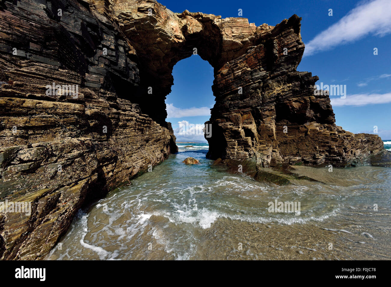 España, Galicia: vista panorámica de la Catedral de roca en la playa de arcade Foto de stock