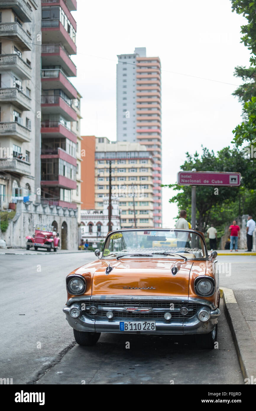 Coches clásicos americanos en las calles de La Habana, Cuba, una de las atracciones turísticas del país. Foto de stock