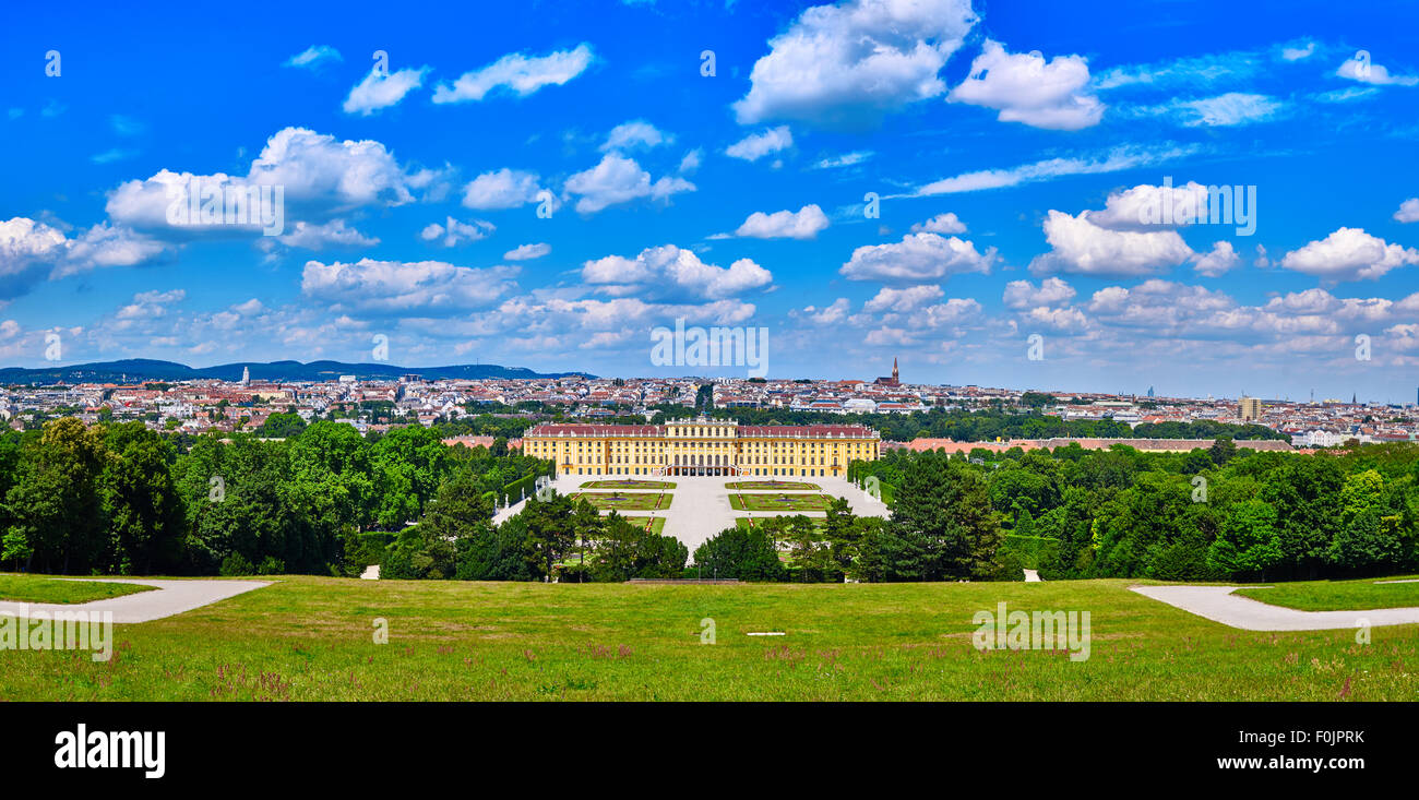 Panorama del palacio de Schonbrunn en Viena, Austria, con un hermoso azul cielo nublado Foto de stock