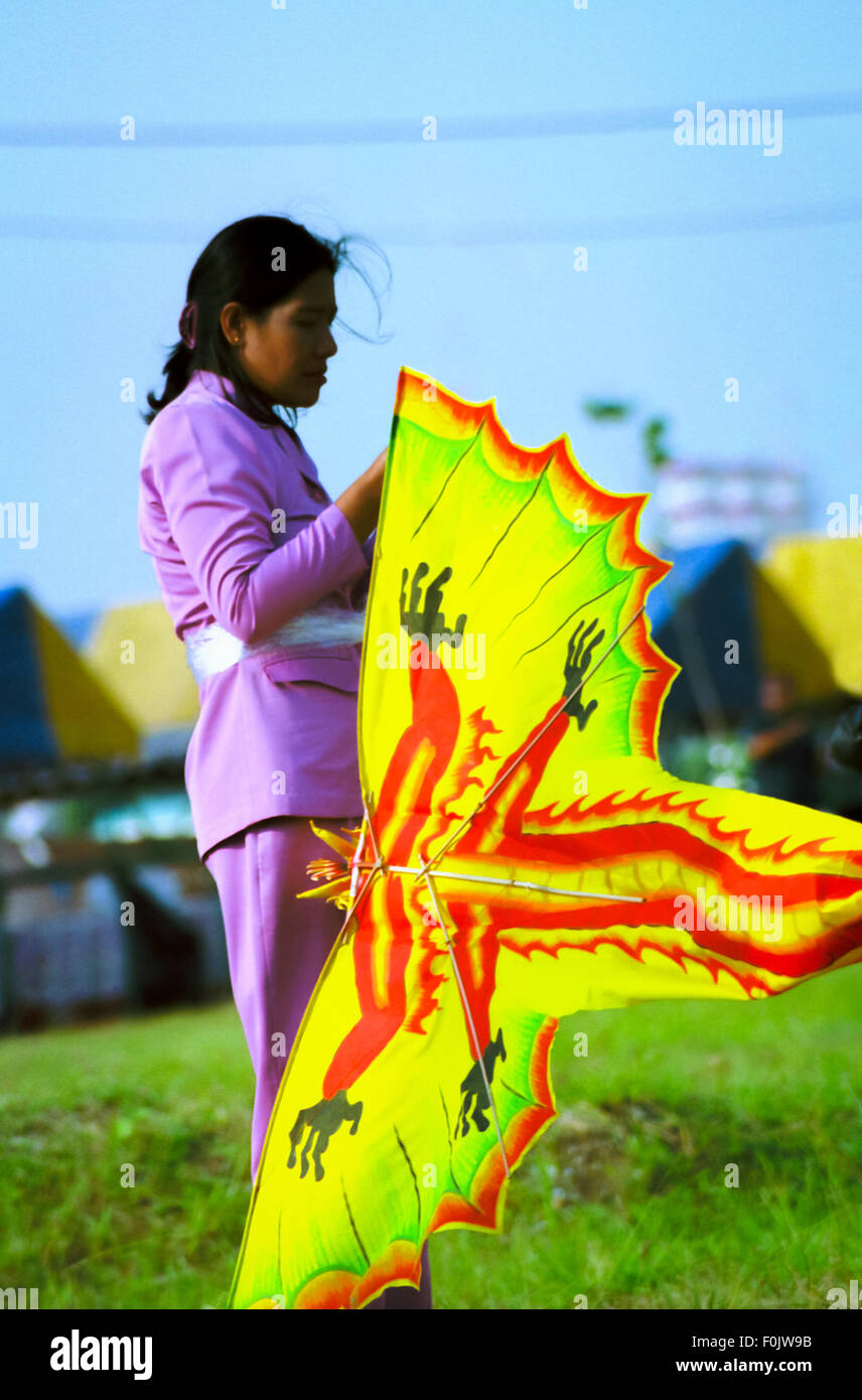 Una mujer participante preparando una cometa durante el 2004° Festival Internacional de Cometas de Yakarta que se celebró el 9-11 de julio en Ancol Dreamland, Yakarta, Indonesia. Foto de stock