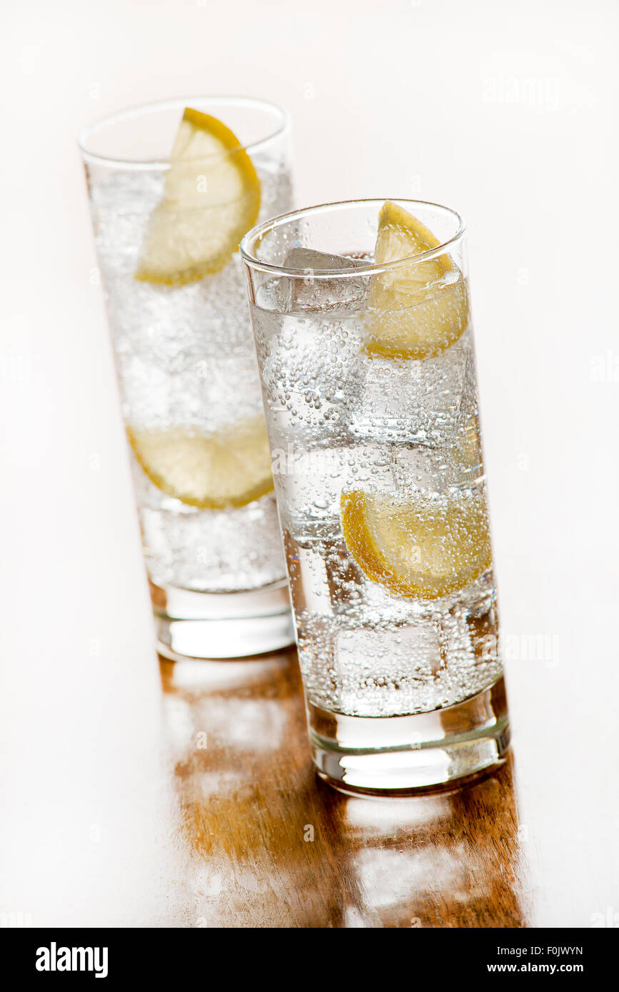 Agua Mineral fresca con hielo y limón. Foto de stock