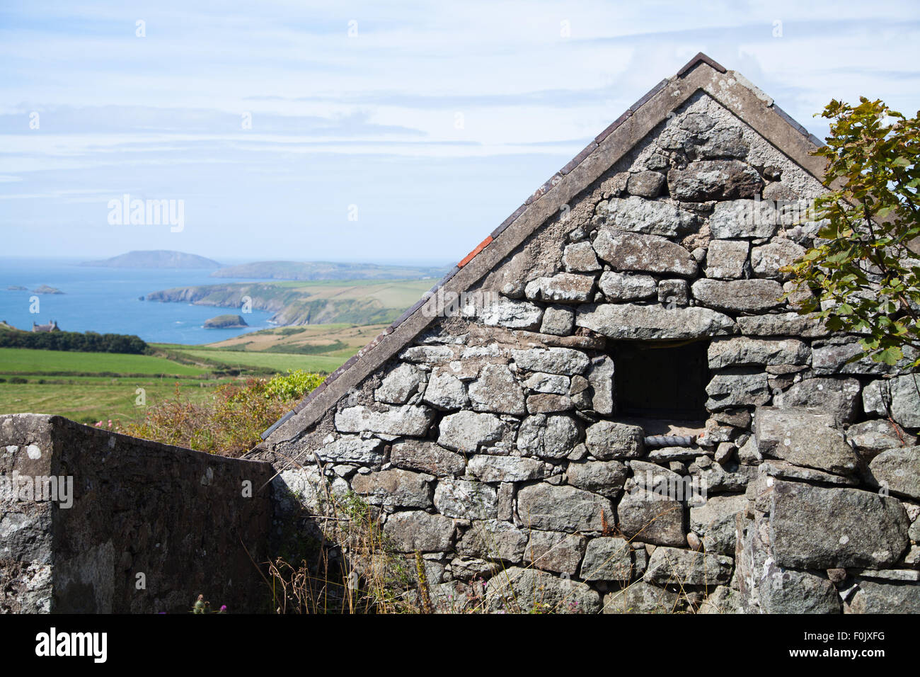 Las perreras de piedra con vistas hacia los campos de Ynys Enlli y Pen nsula de Llyn costa tomada en un día soleado de verano Foto de stock