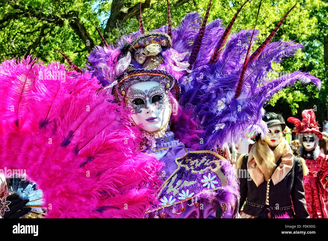 MOUSCRON, Bélgica-Junio 06, 2015: el participante no identificado de profanar en trajes del carnaval de Venecia en el Parque Comunal durante 6 Foto de stock