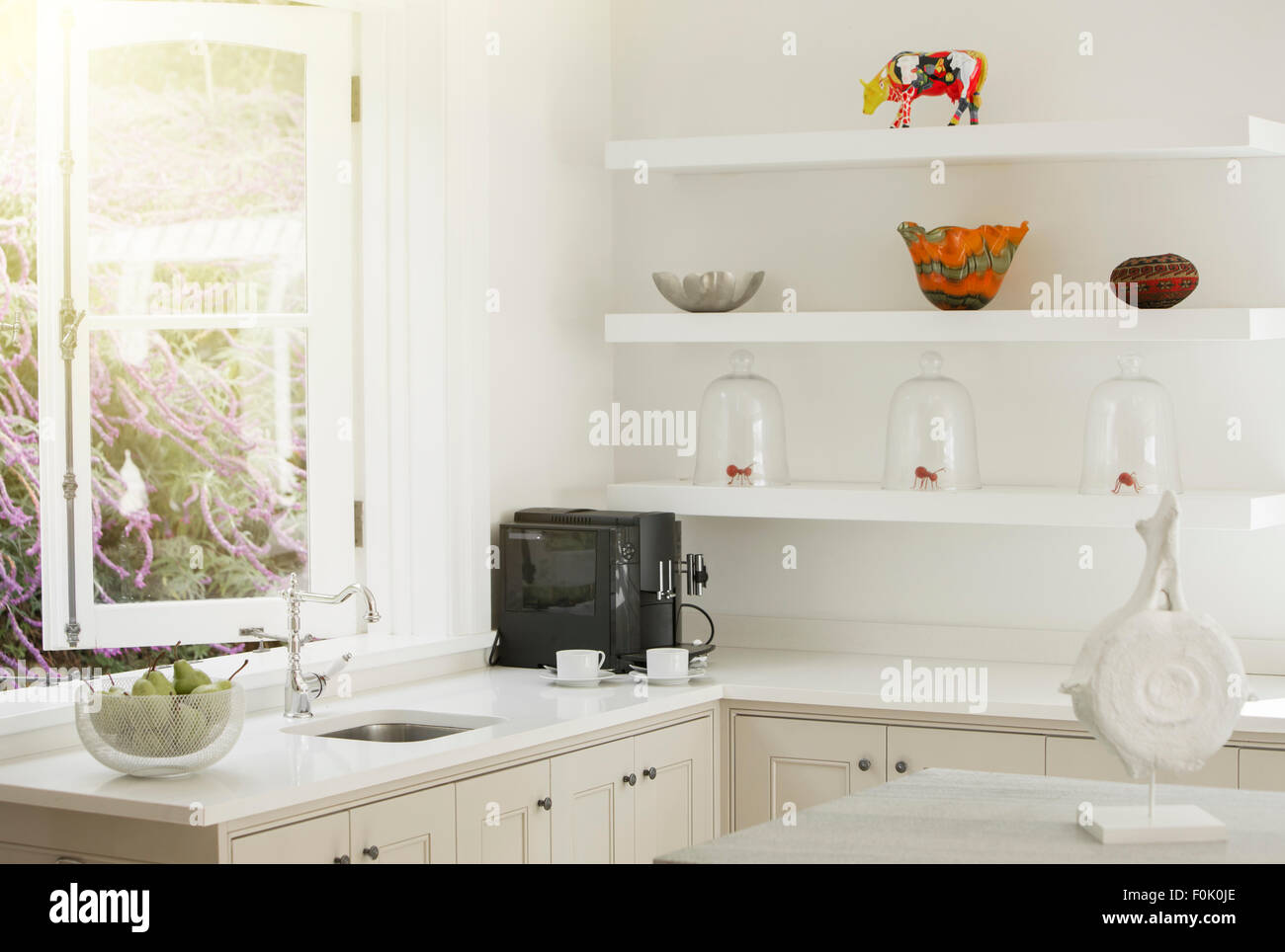 Renovada cocina interior con vitrinas de vidrio Fotografía de stock - Alamy