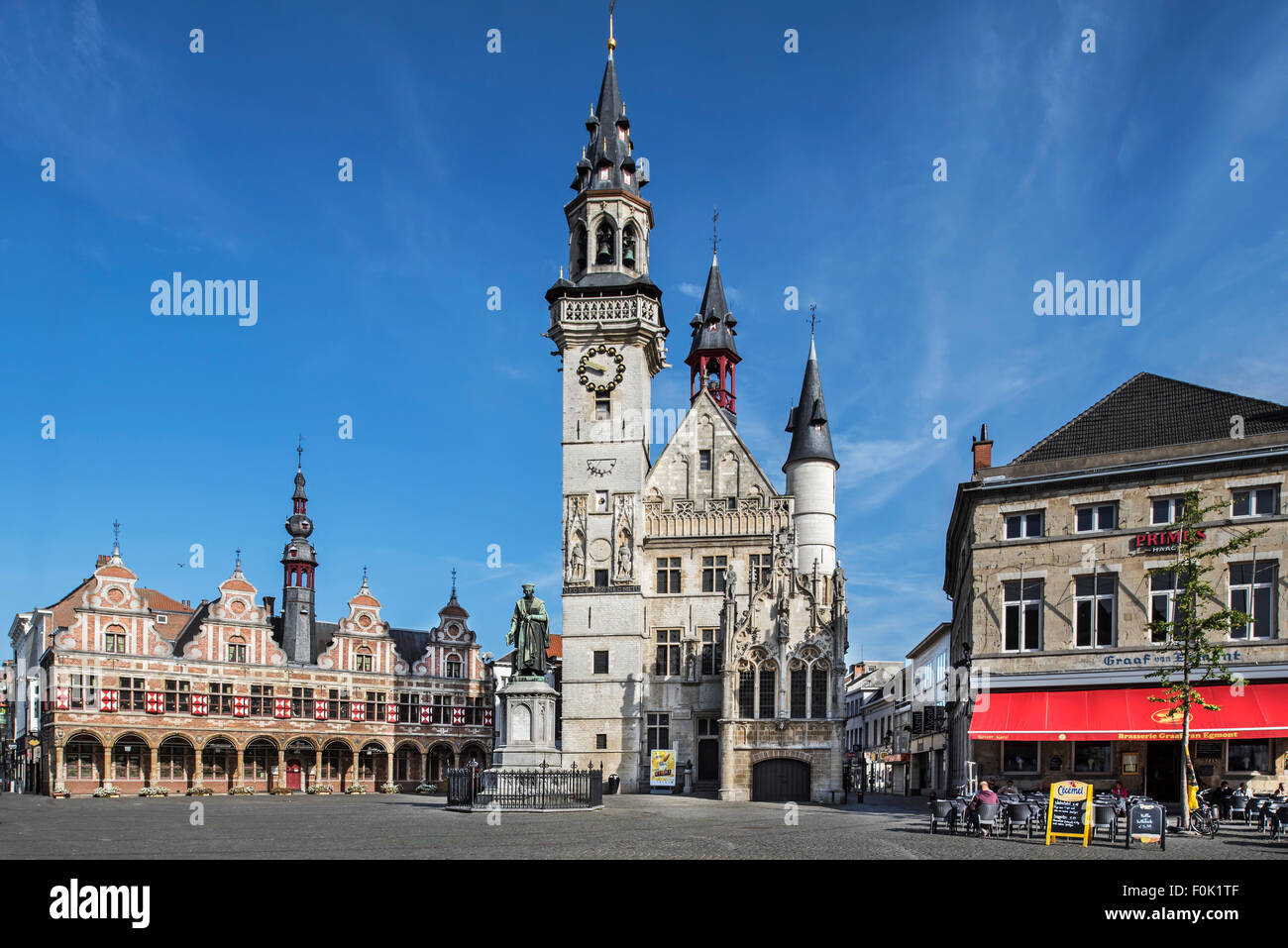 Borse de Amsterdam, el campanario, la Casa de los concejales y la estatua de  la impresora medieval Dirk Martens en Aalst / Alost, Flandes, Bélgica  Fotografía de stock - Alamy