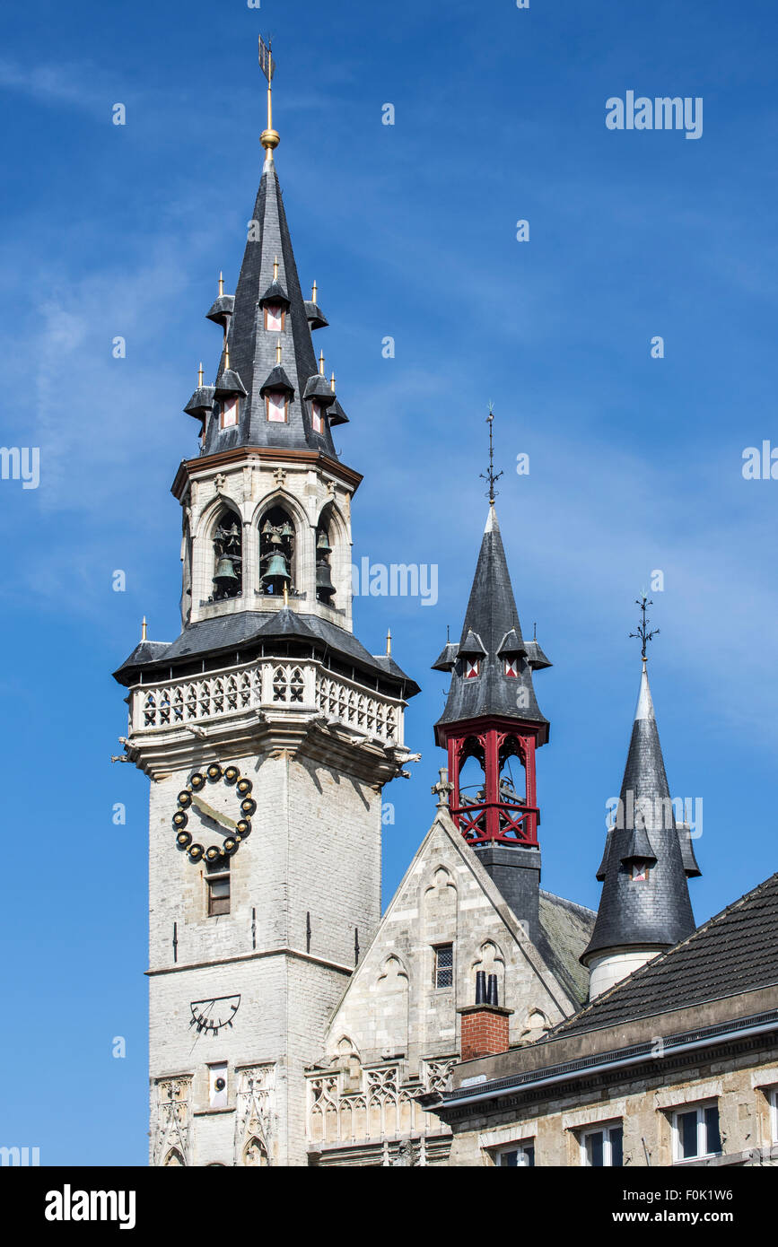 Torre del campanario, con carillón y torretas de la Schepenhuis / Regidores's House, el antiguo ayuntamiento en Aalst, Flandes, Bélgica Foto de stock