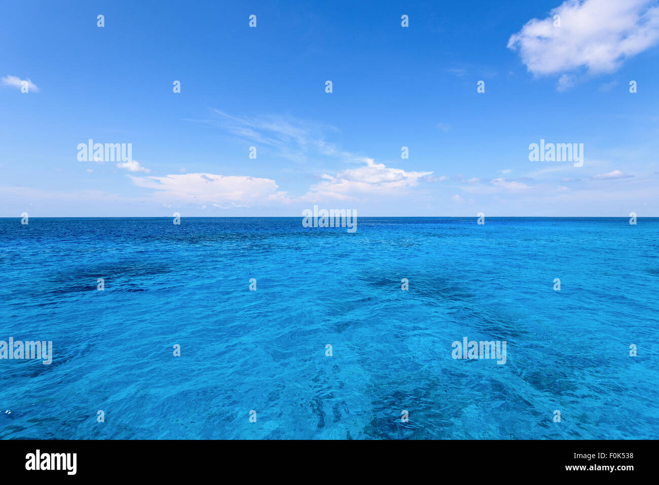 Hermoso paisaje de mar y el cielo azul claro del medio en verano en el Mar de Andaman Mu Koh Similan Island National Park Foto de stock
