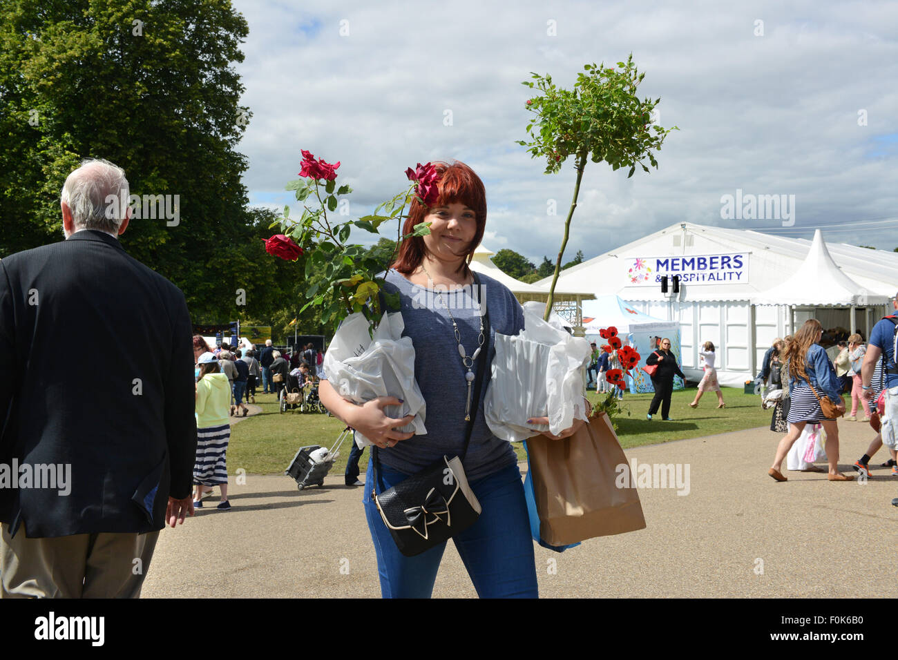 Mujer que llevaba comprar flores y plantas en Shrewsbury Flower Show 2015 Foto de stock