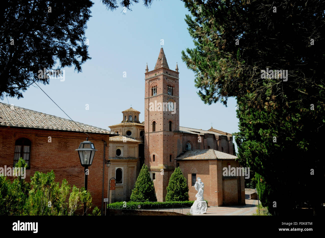 La Abbazia di Monte Oliveto Maggiore, al sur de Siena, está situado en la hermosa campiña de sureste de la ciudad. Foto de stock