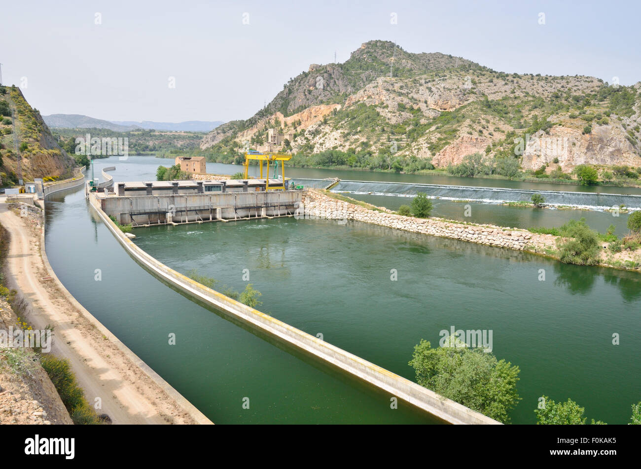 Español Ebro con construcciones hidrológicas Foto de stock