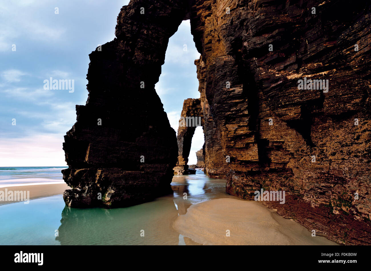 España, Galicia: Rock arcadas en la Catedral de playa Foto de stock
