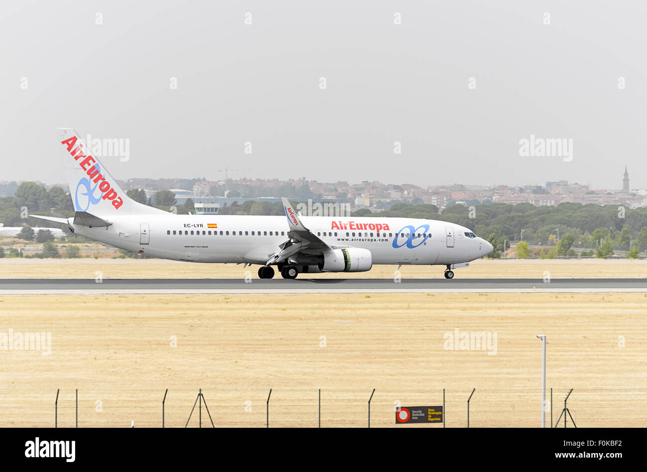 Aviones Boeing 73785P, de Air Europa Líneas Aéreas, está aterrizando en MadridBarajas