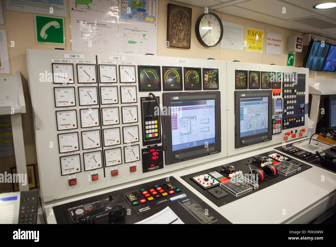 La sala de control del motor dentro de un moderno crucero Celebrity Eclipse Foto de stock