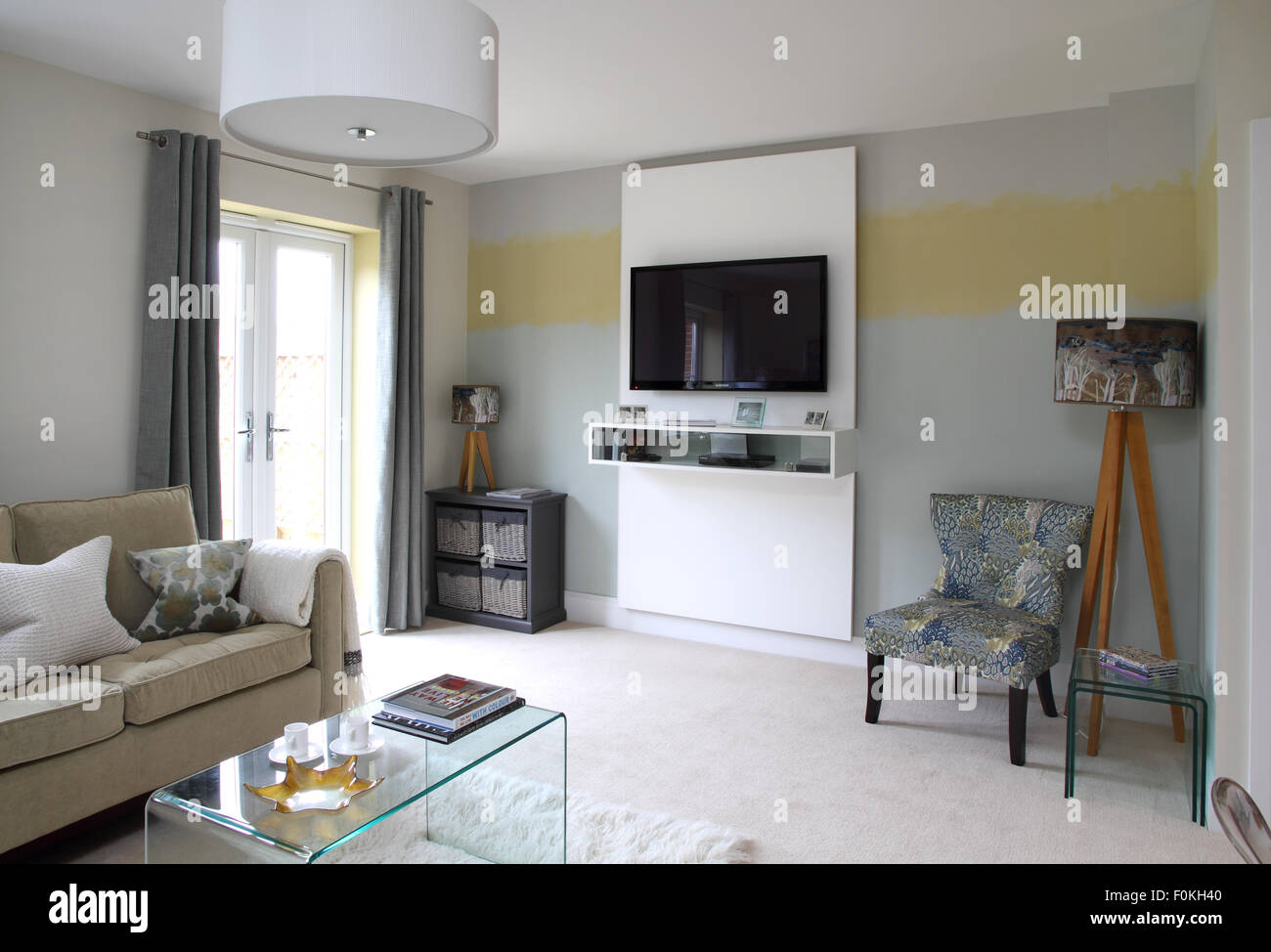 Una cocina con una mesa y sillas y un televisor montado en la pared.