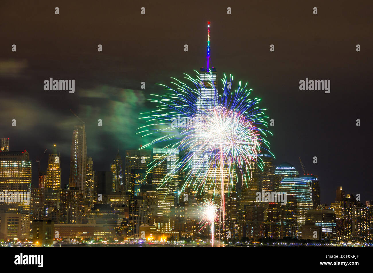 Los fuegos artificiales se dispararon más de rascacielos de Manhattan skyline cargados en la celebración final de Semana del Orgullo Gay en la Ciudad de Nueva York. Foto de stock