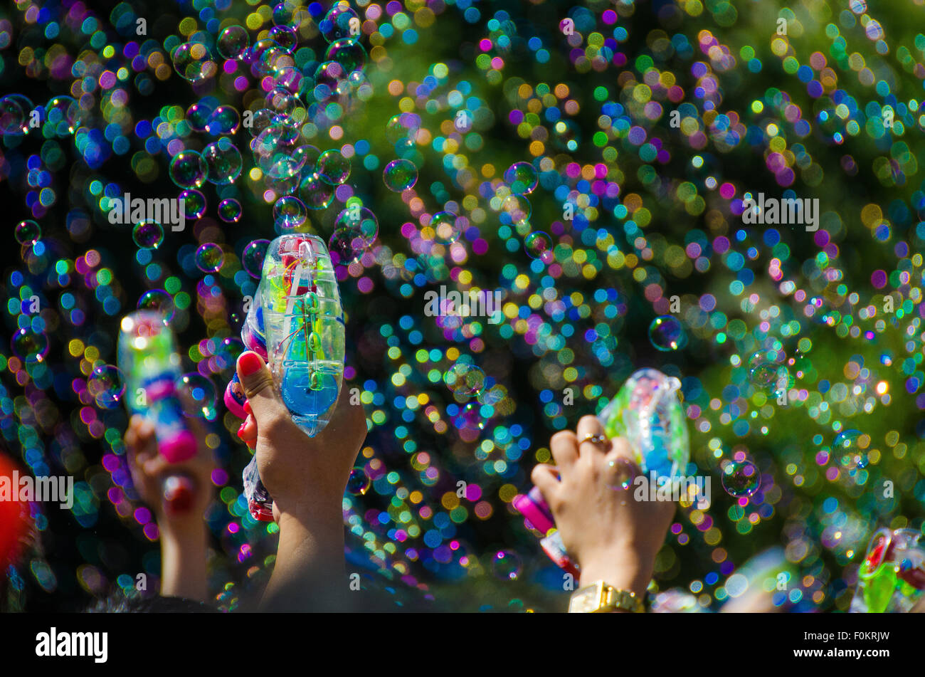 Millones de burbujas flotan en el aire en la Ciudad de Nueva York bublé anual del tiroteo en Union Square Park. Foto de stock