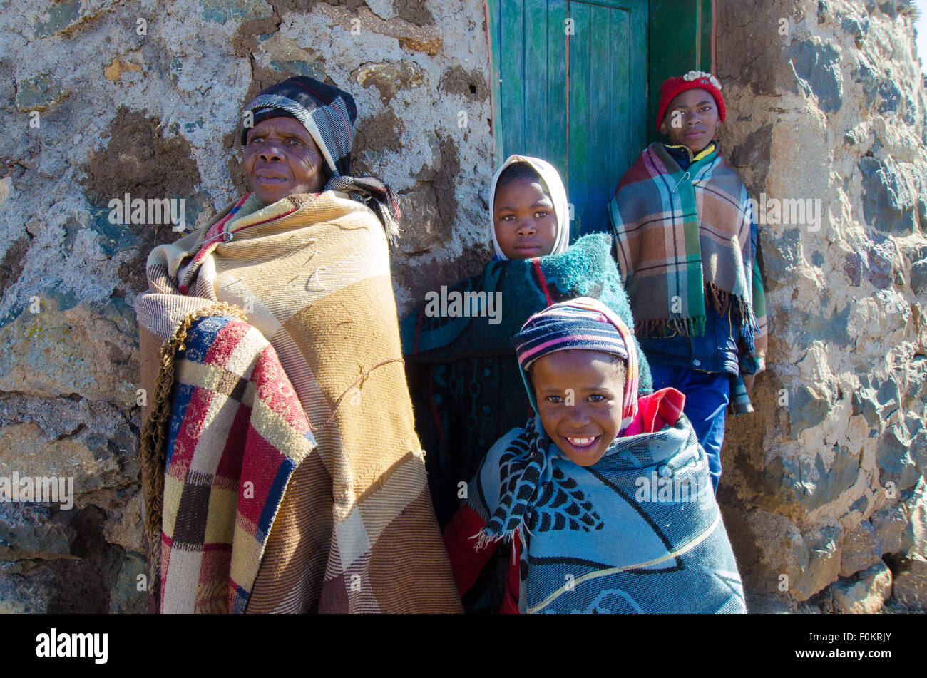 Una familia basotho se reúne en el centro de su aldea para ayudar a supervisar los asuntos locales. Foto de stock