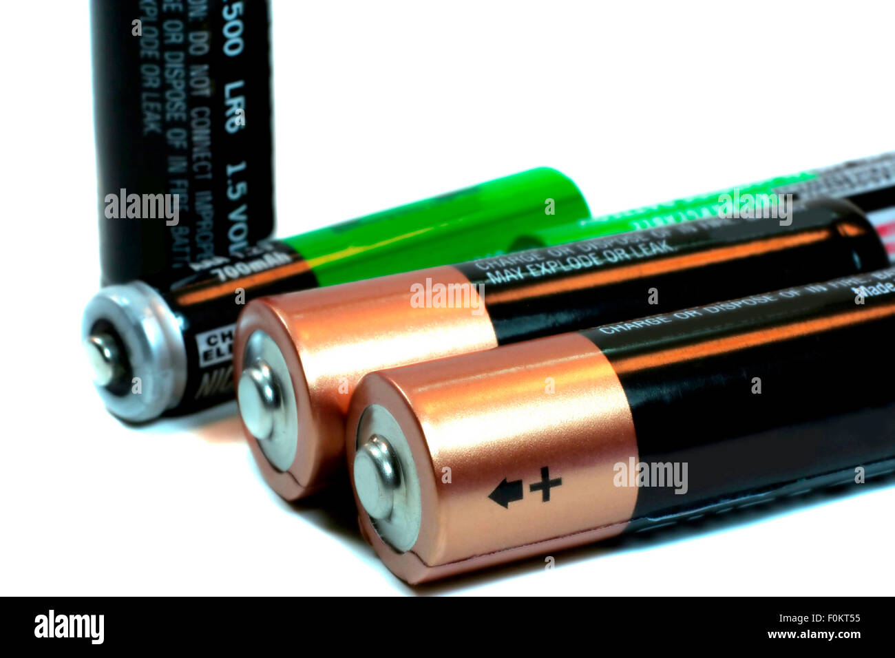 Macro shot de varias baterías en blanco Foto de stock