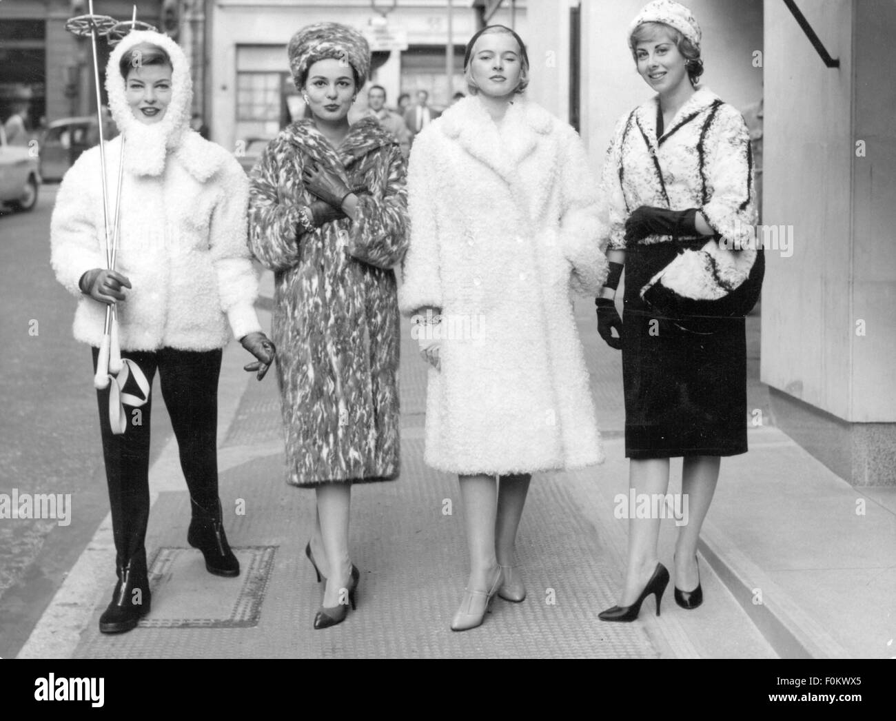 Moda, 1950, pelaje, modelos de moda Fay Brockke, Yolande de Bonvouloir, Carol Filer y Cathleen Burgess presentando línea de abrigos de pelo para mujeres jóvenes, Londres, 7.10.1958, Derechos adicionales-Clearences-no disponible Foto de stock