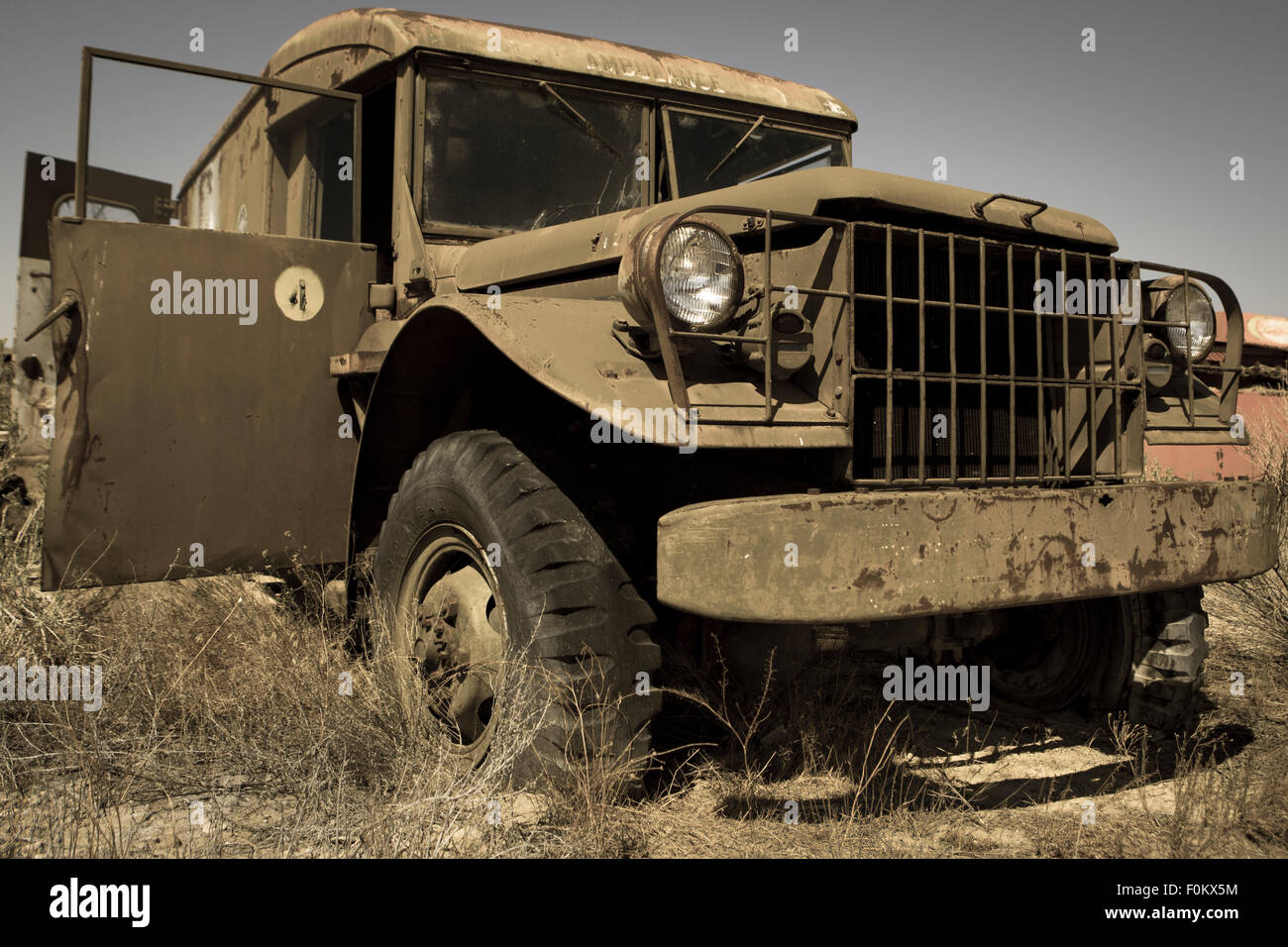 Un viejo vehículo militar abandonado en un campo en Utah Foto de stock