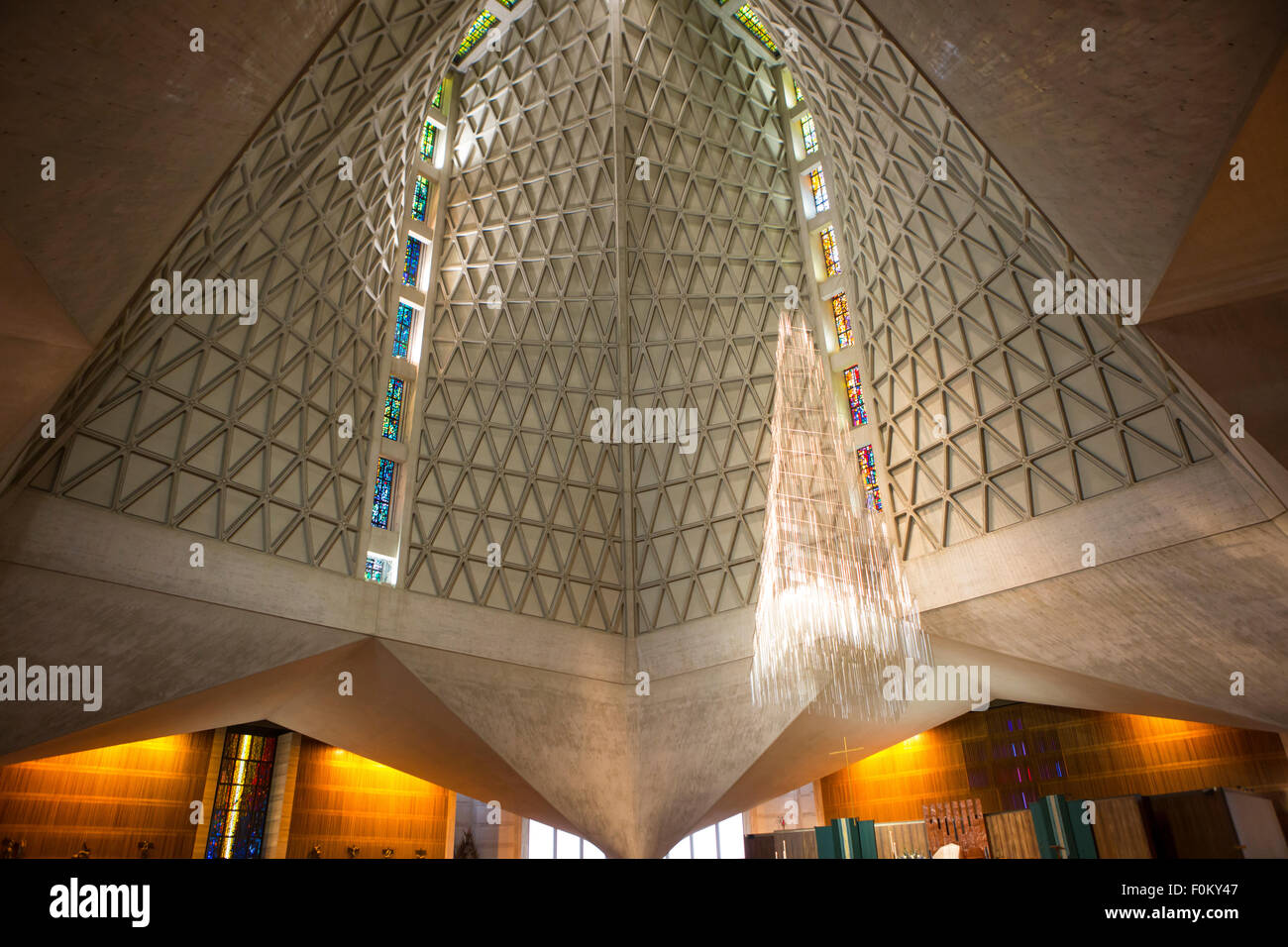 Dentro de la moderna Catedral de Santa María de la Asunción, también