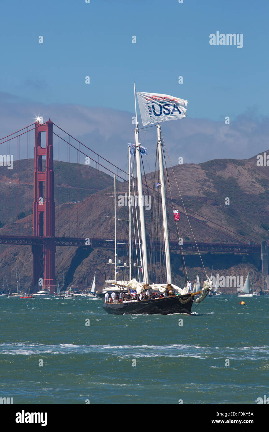 Un grupo de catamarán team race en la America's Cup world series competencia en 2012 en San Francisco, Estados Unidos. Foto de stock