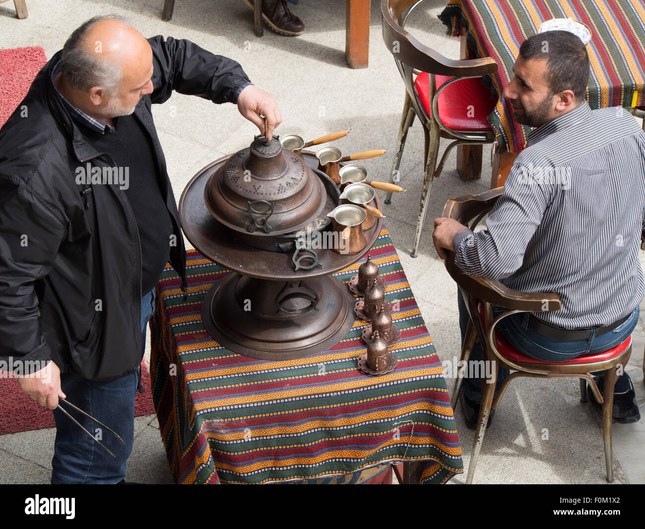Estambul, Turquía - 25 de abril de 2015. Coffee House en Estambul. Preparación del café turco en la olla para el cliente. el 2 de abril Foto de stock