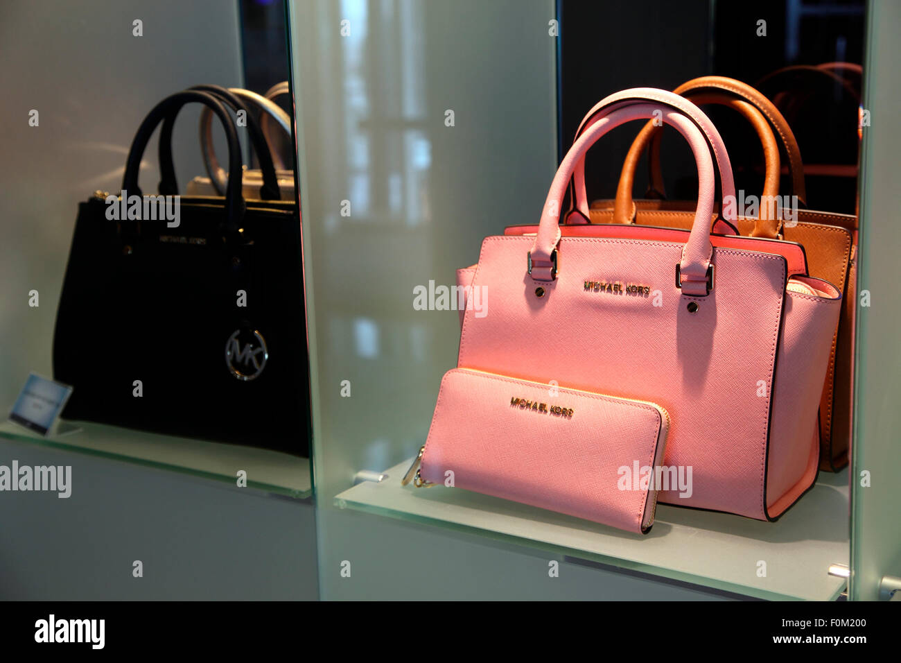 Michael kors handbags e imágenes de alta resolución - Alamy