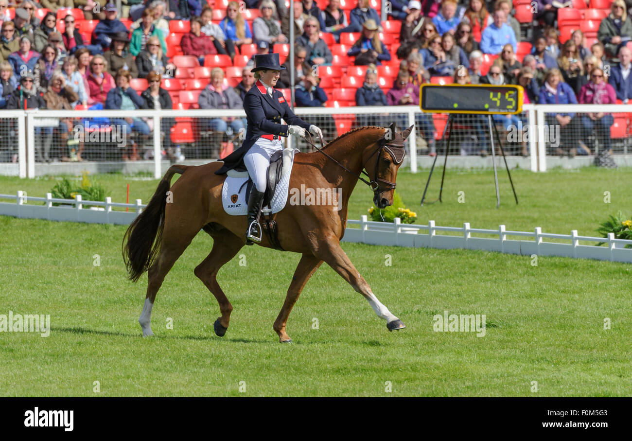 Laura Collett y Grand maniobra - fase de Doma - Mitsubishi Motors Badminton Horse Trials, Badminton House, miércoles 7 de mayo de 2015. Foto de stock