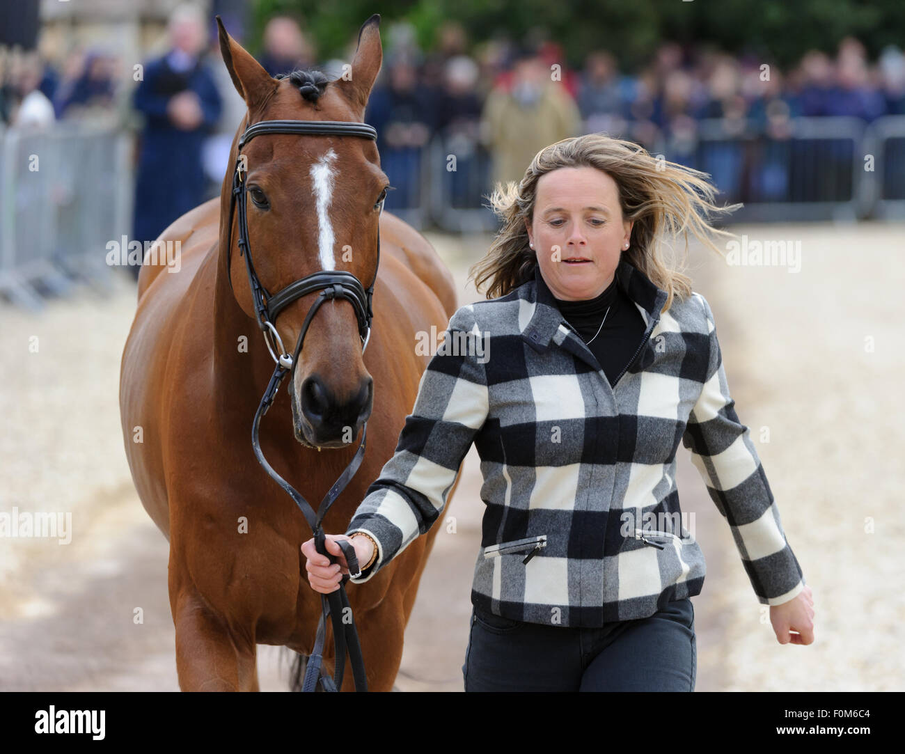 Pippa Funnell y Segundo Primer caballo Supreme - Inspección - Mitsubishi Motors Badminton Horse Trials, Badminton House, miércoles 6 de mayo de 2015. Foto de stock