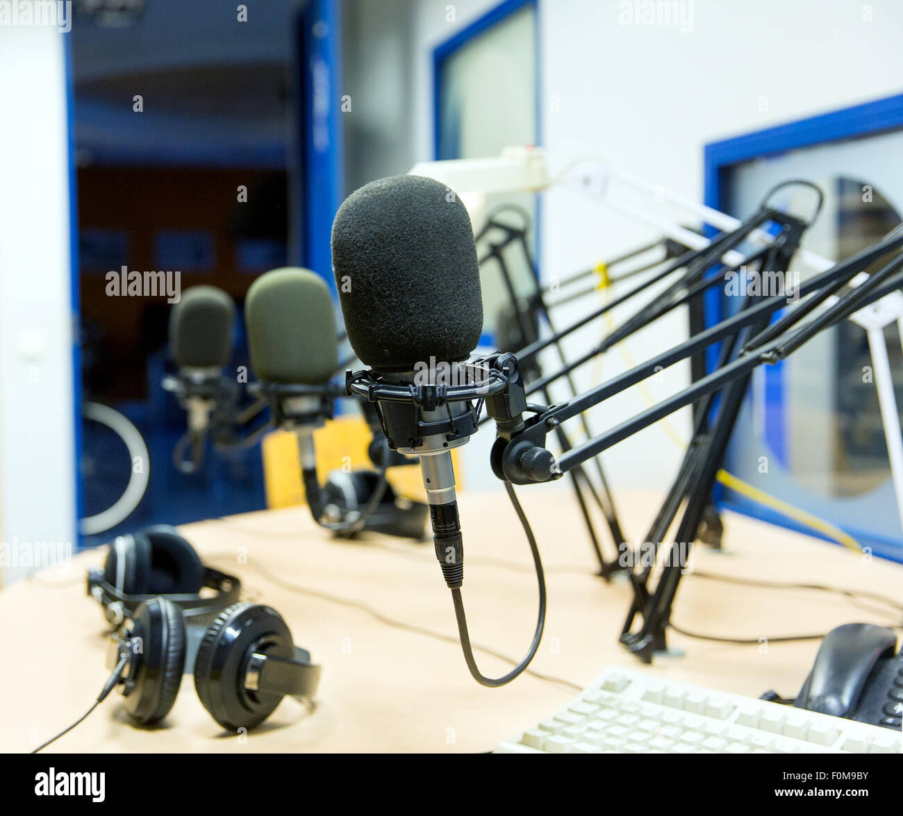 Micrófono en estudio de grabación o emisora de radio Fotografía de stock -  Alamy