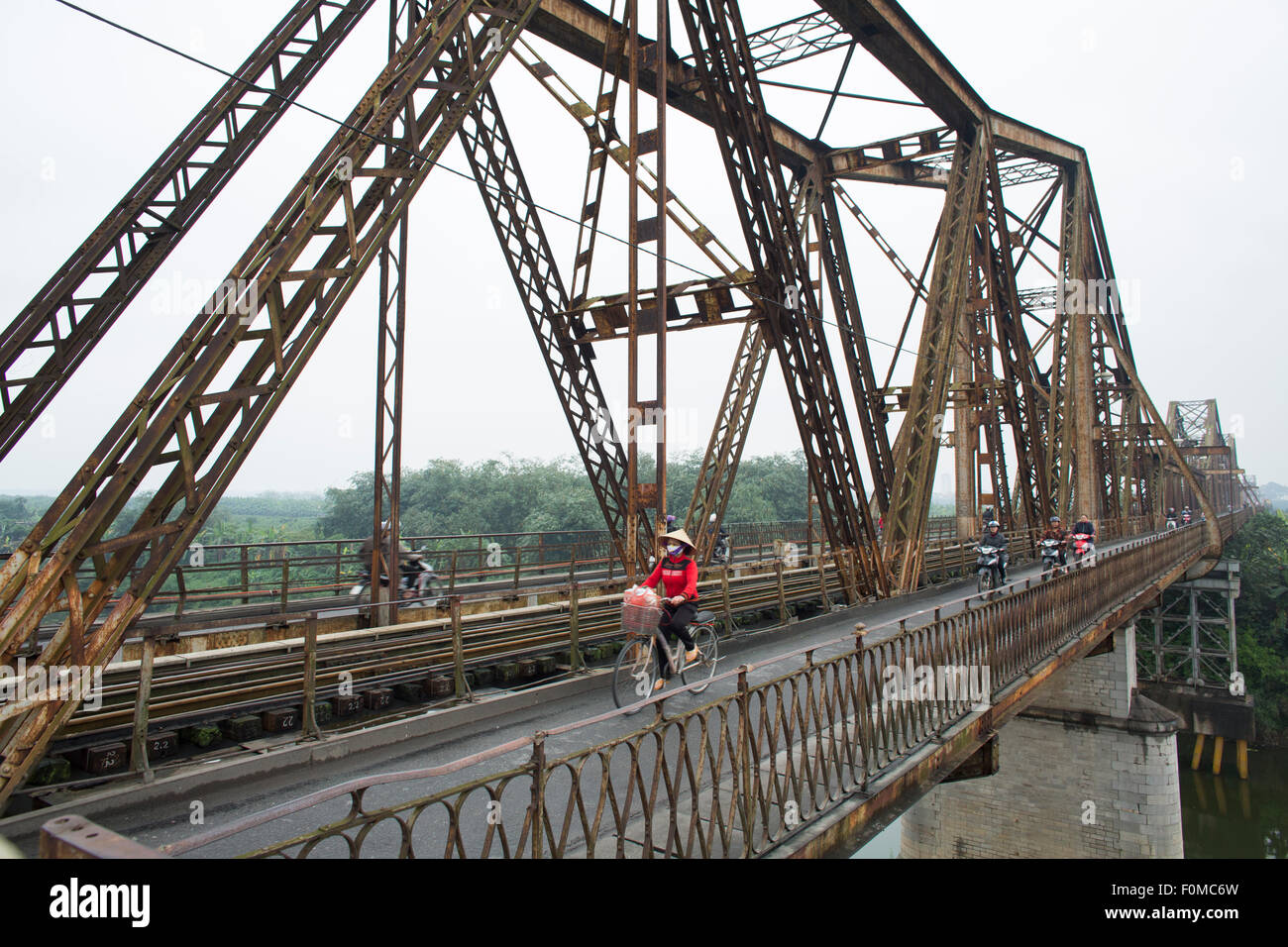 Bien largo nuevo puente en Hanoi. Foto de stock