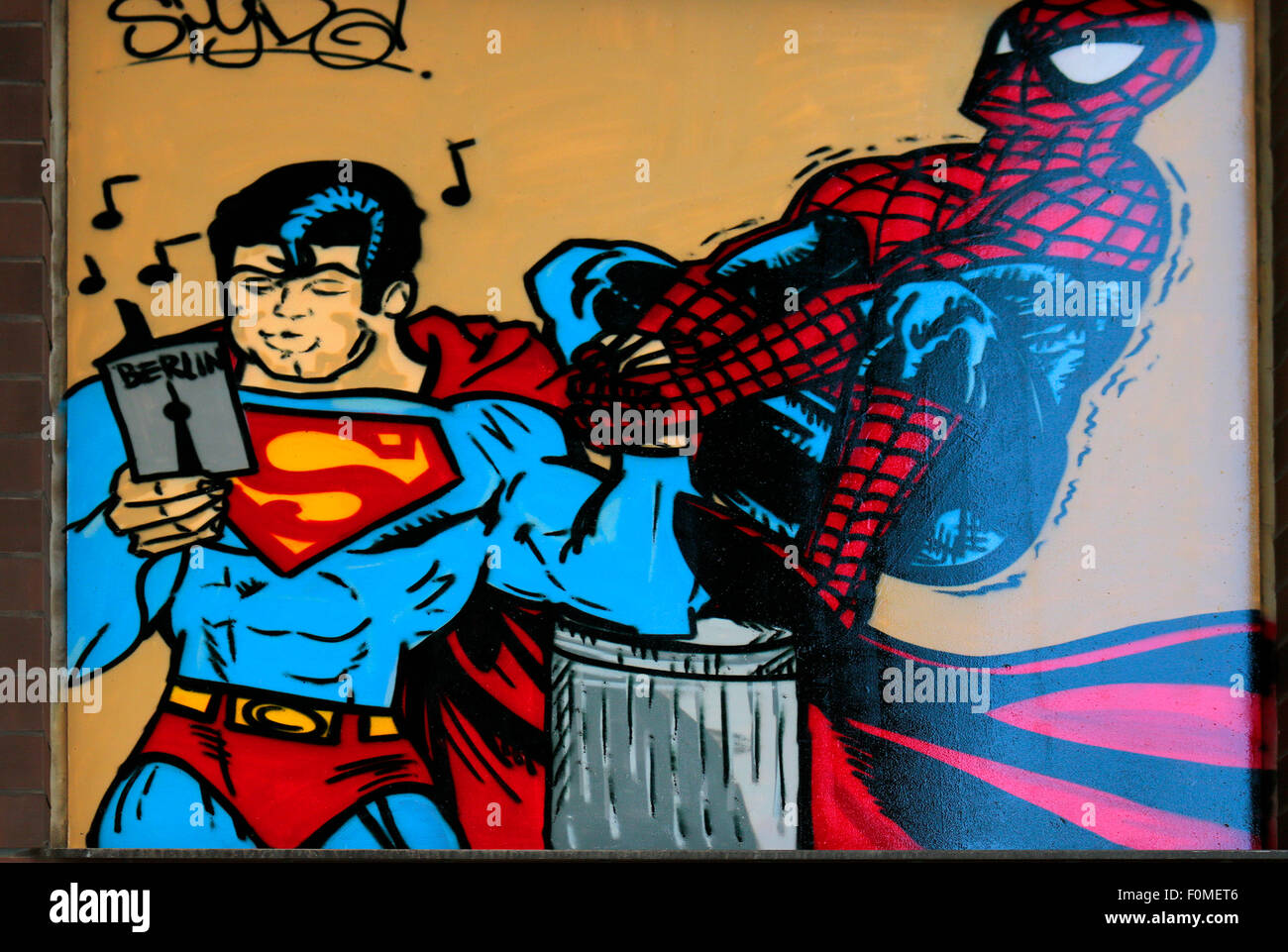 Superman y spiderman Graffity, Berlín. Foto de stock