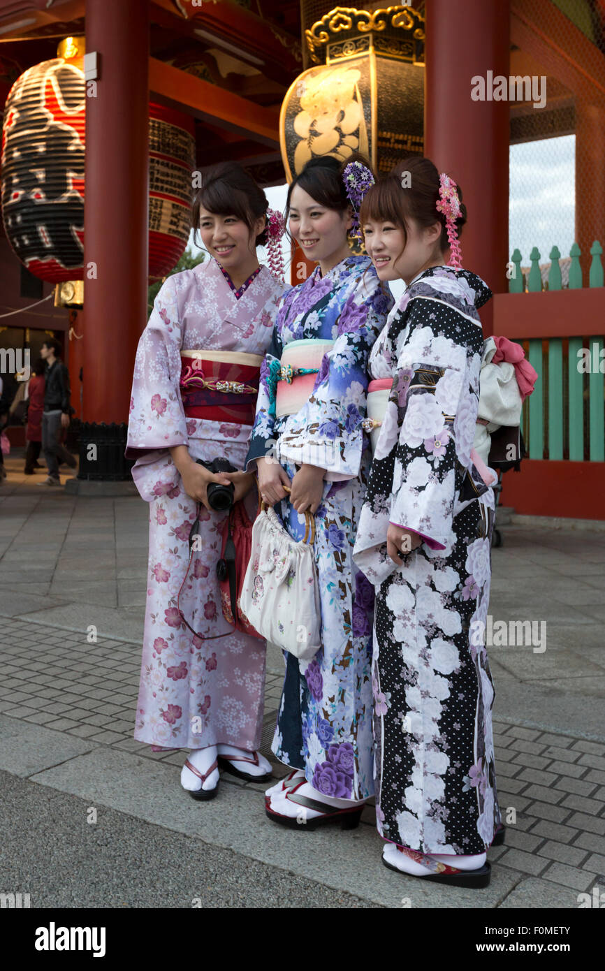 Los japoneses jóvenes muchachas en los kimonos tradicionales, el templo  Senso-ji, Asakusa, Tokio, Japón, Asia Fotografía de stock - Alamy