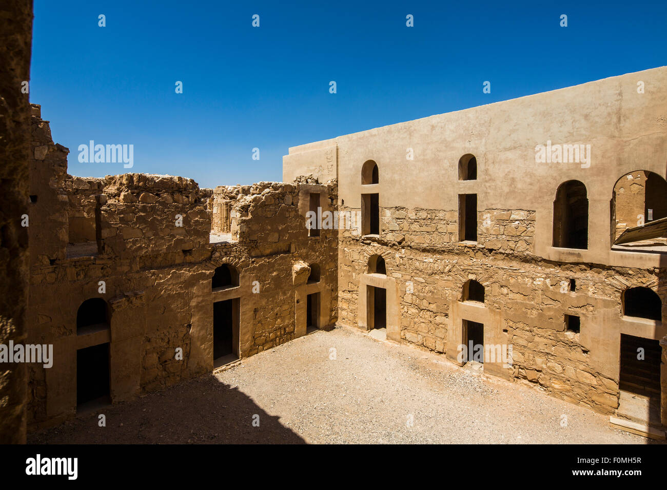 Patio, principios del sitio islámico de Qasr Kharana, Jordania Foto de stock
