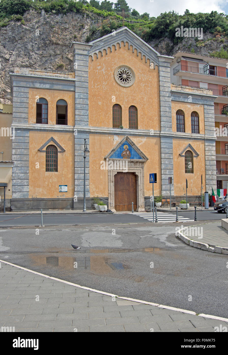 Maiori, Chiesa di San Francesco delante de la Iglesia, en la costa de Amalfi, Campania, Italia, Mediterráneo y Europa; Foto de stock